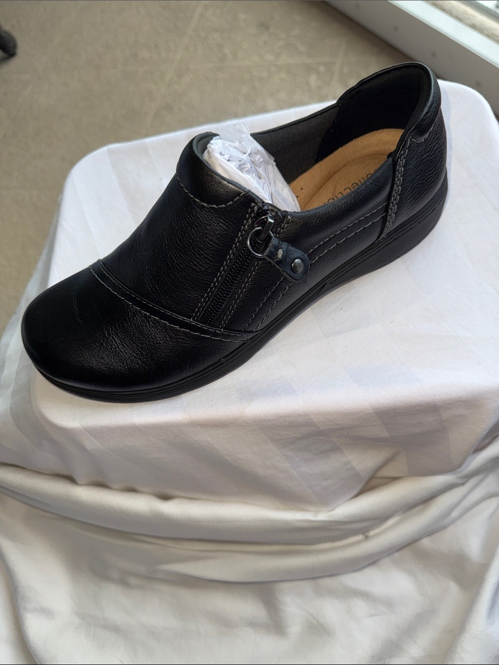 NIB - Clark’s “Carleigh Ray” Black Leather Shoes W: Side Zip. Size; 8.5.